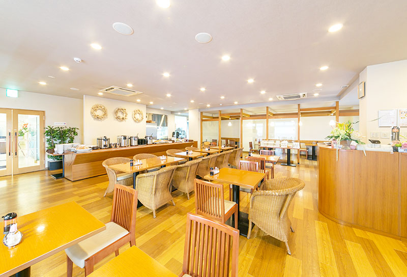 明るく落ち着いた店内