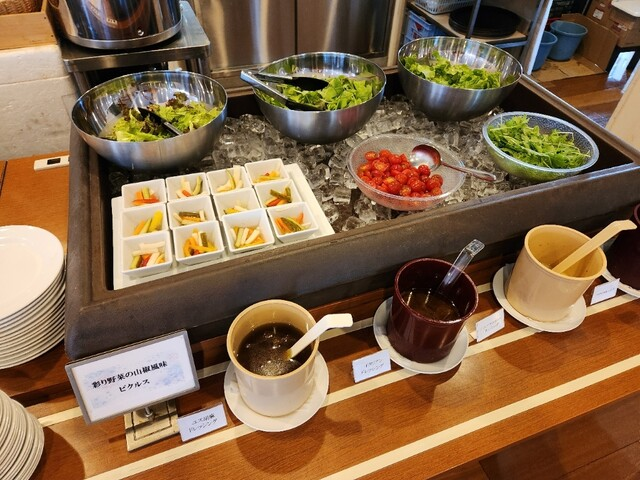 新鮮な野菜が並ぶサラダバー