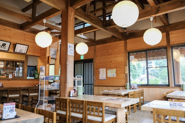 木の温もりを感じる山月の店内