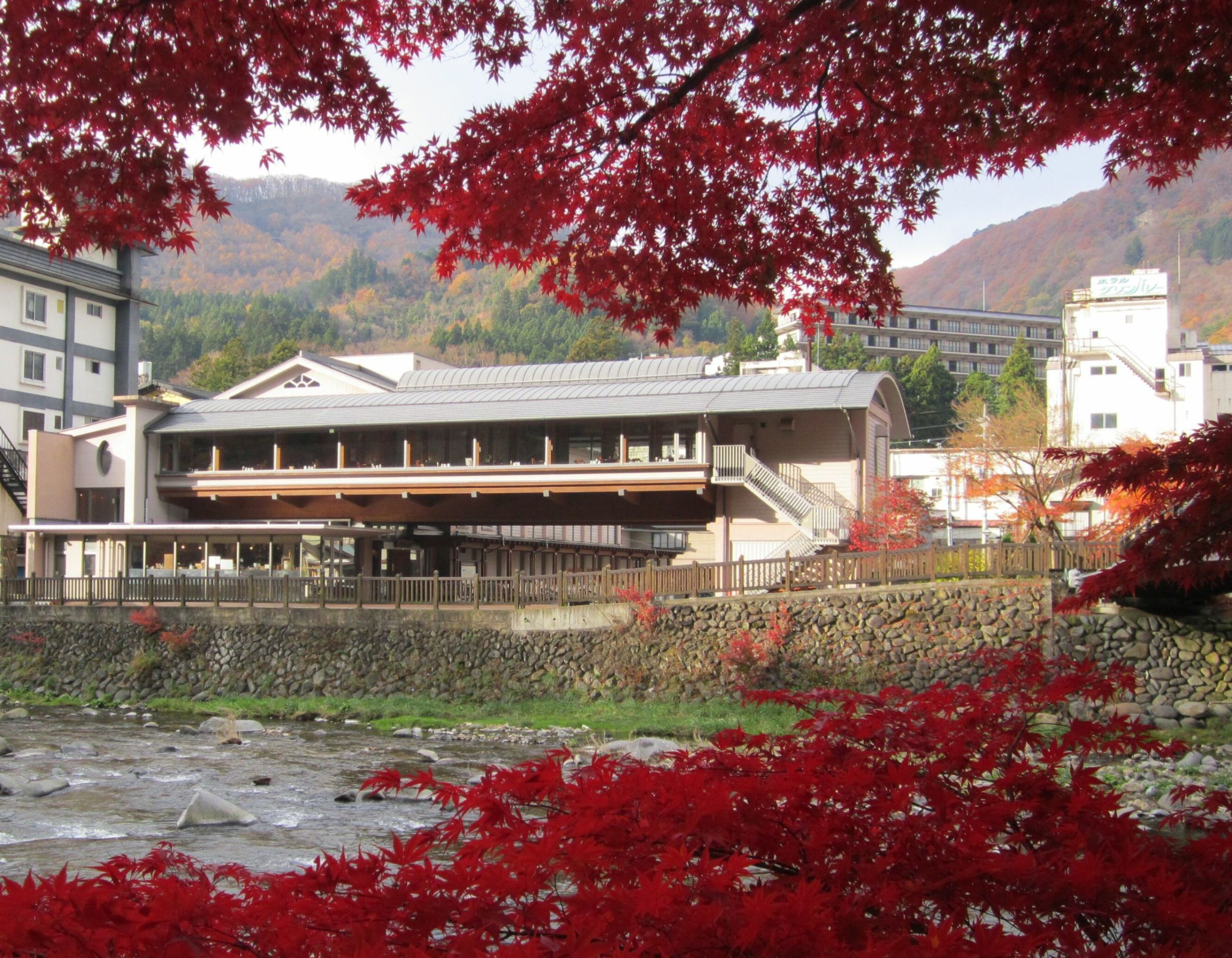 川沿いに建つ塩原もの語り館